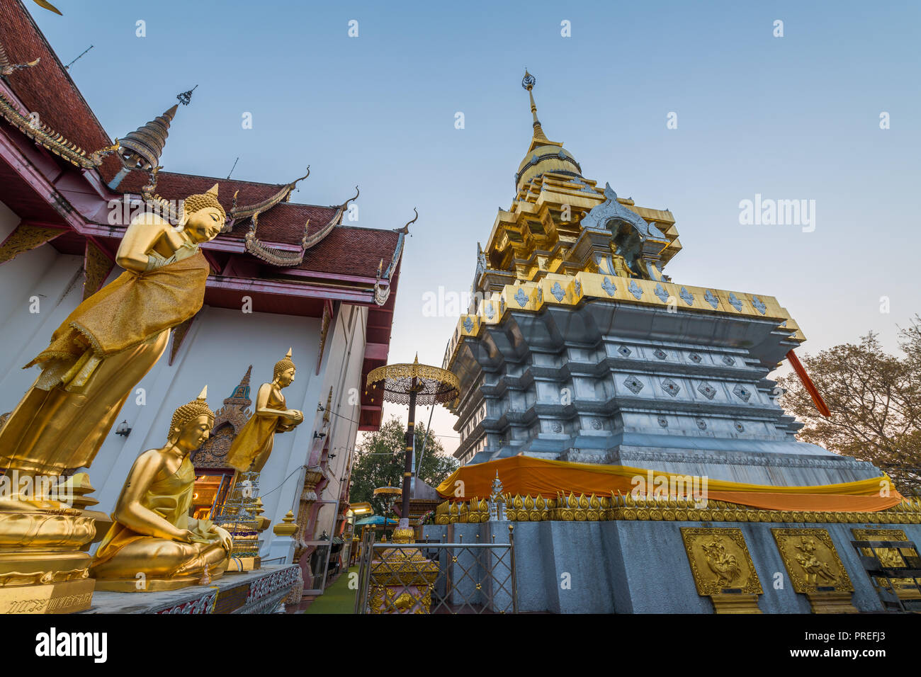 Wat Phrathat Doi saket est un ancien temple bouddhiste près de Chiang Mai qui porte sur la tradition de l'art bouddhiste avec une touche moderne. Banque D'Images