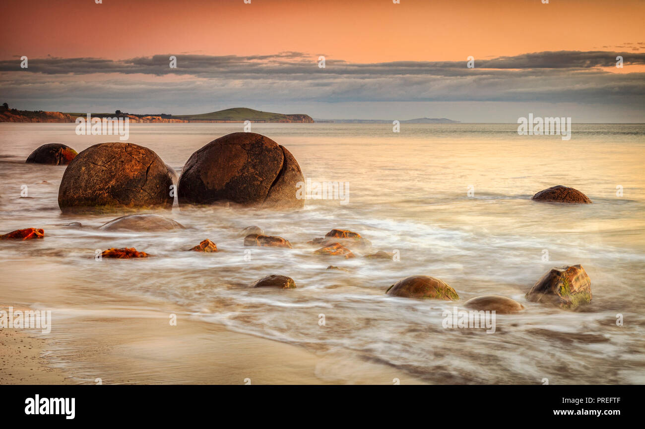 Le fameux Moeraki Boulders, une icône de la Nouvelle-Zélande, en Otago, au lever du soleil. Banque D'Images