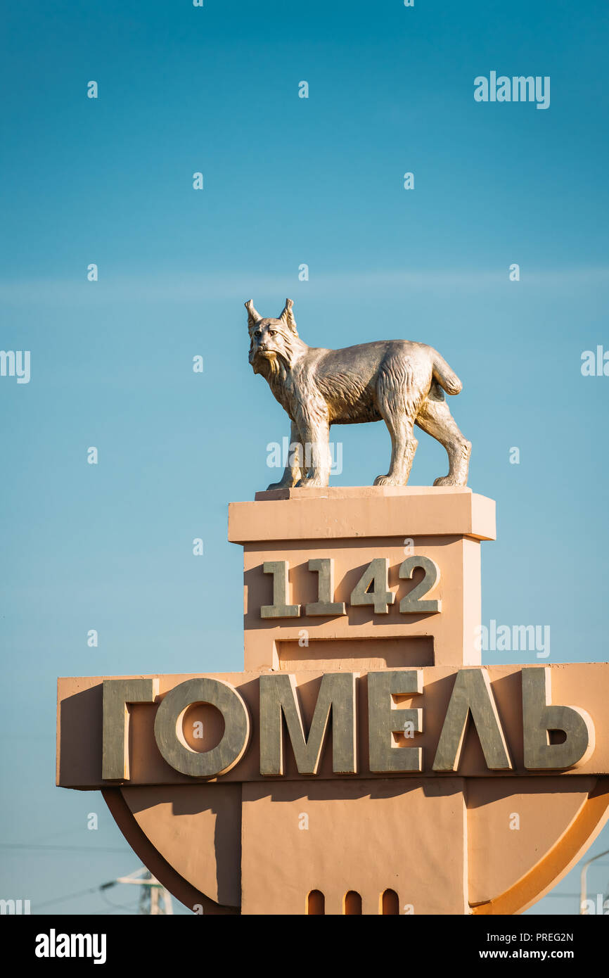 Gomel, Bélarus. Stella avec nom de la ville de Gomel, la Date de création et la statue d'un Lynx - un symbole de la ville. Banque D'Images