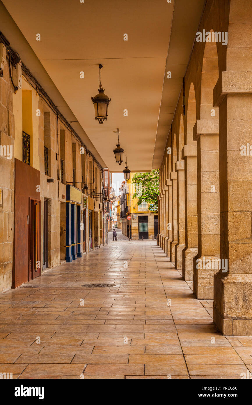 Colonnade voûtée dans la place du marché, Logrono, La Rioja, Espagne. Banque D'Images
