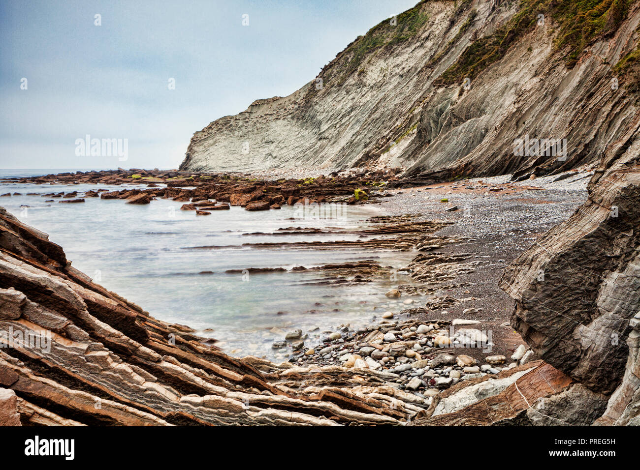 Les formations de flysch dans le parc géologique à Itzurun Beach, Zumaia, Pays Basque, Espagne. Banque D'Images
