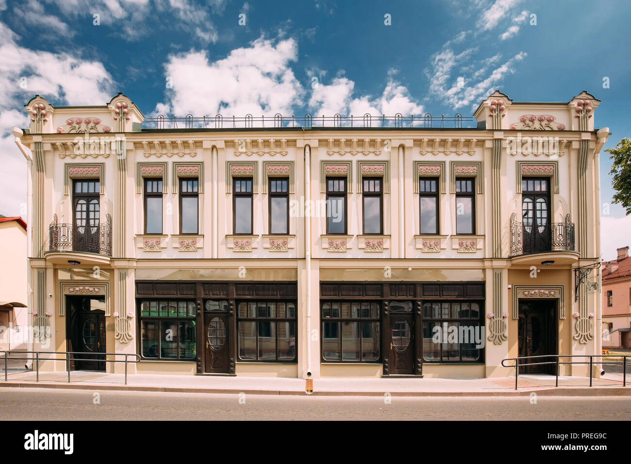 Minsk, Belarus. Maison de Kreutzer marchand sur Sotsialisticheskaya Street est classé Monument Historique dans le style Art Nouveau en été journée ensoleillée. Banque D'Images