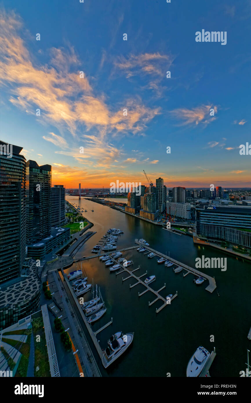 Coucher de soleil, paysage urbain Voir CBD de Melbourne, Docklands, Victoria Harbour Marina, Victoria, Australie Banque D'Images