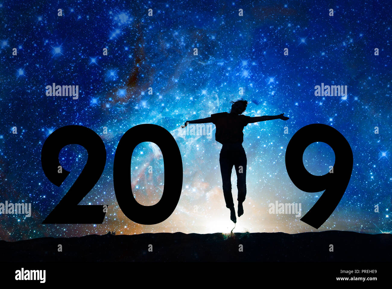 Nouvel an 2019 carte de vœux. Silhouette d'une femme qui saute dans la nuit étoilée, le fond de ciel Banque D'Images