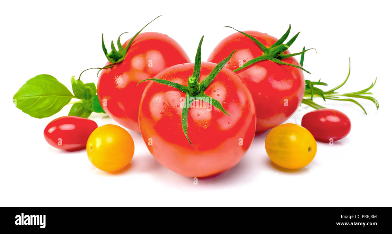 De délicieuses tomates fraîches et fines herbes dans un bol en bois. Close up shot, isolé sur fond blanc. La gastronomie ou l'alimentation saine. Banque D'Images