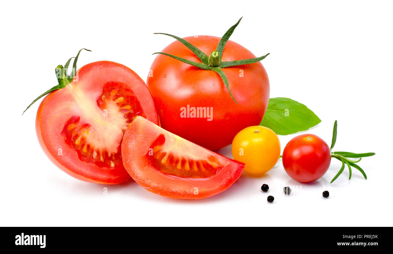 De délicieuses tomates fraîches et fines herbes dans un bol en bois. Close up shot, isolé sur fond blanc. La gastronomie ou l'alimentation saine. Banque D'Images