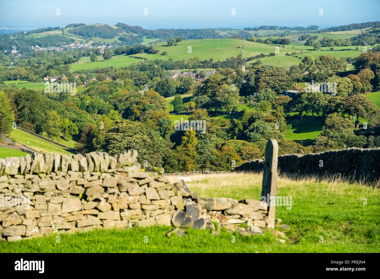 Collines et de champs près du village de Rainow dans Cheshire, Peak District National Park Banque D'Images