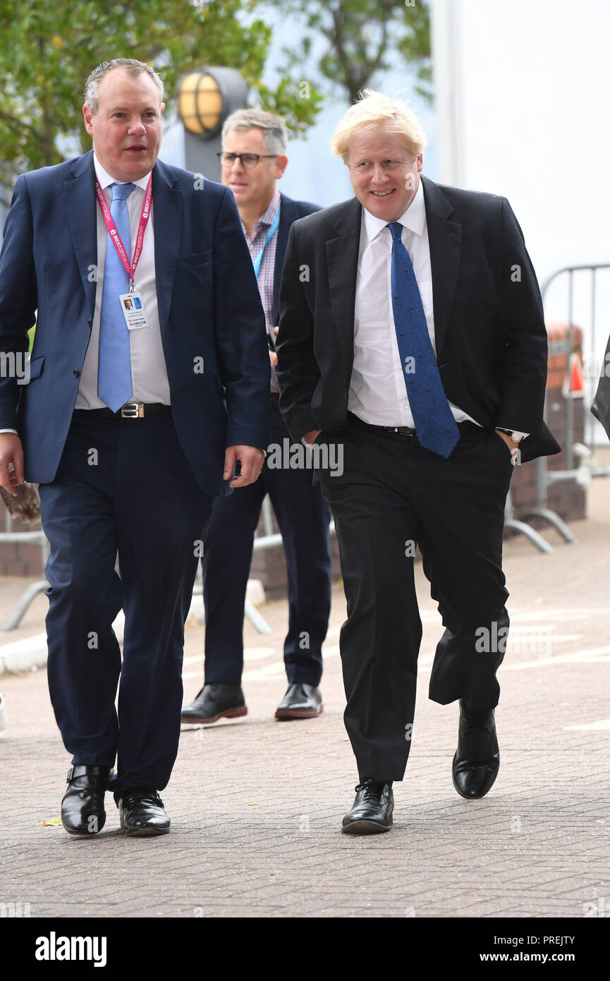 L'ancien ministre des Affaires étrangères, Boris Johnson (à droite) arrive à la conférence annuelle du parti conservateur à l'International Convention Centre, Birmingham. ASSOCIATION DE PRESSE Photo. ASSOCIATION DE PRESSE Photo. Photo date : mardi 2 octobre 2018. Voir histoire de PA principal conservateur. Crédit photo doit se lire : Stefan Rousseau/PA Wire Banque D'Images