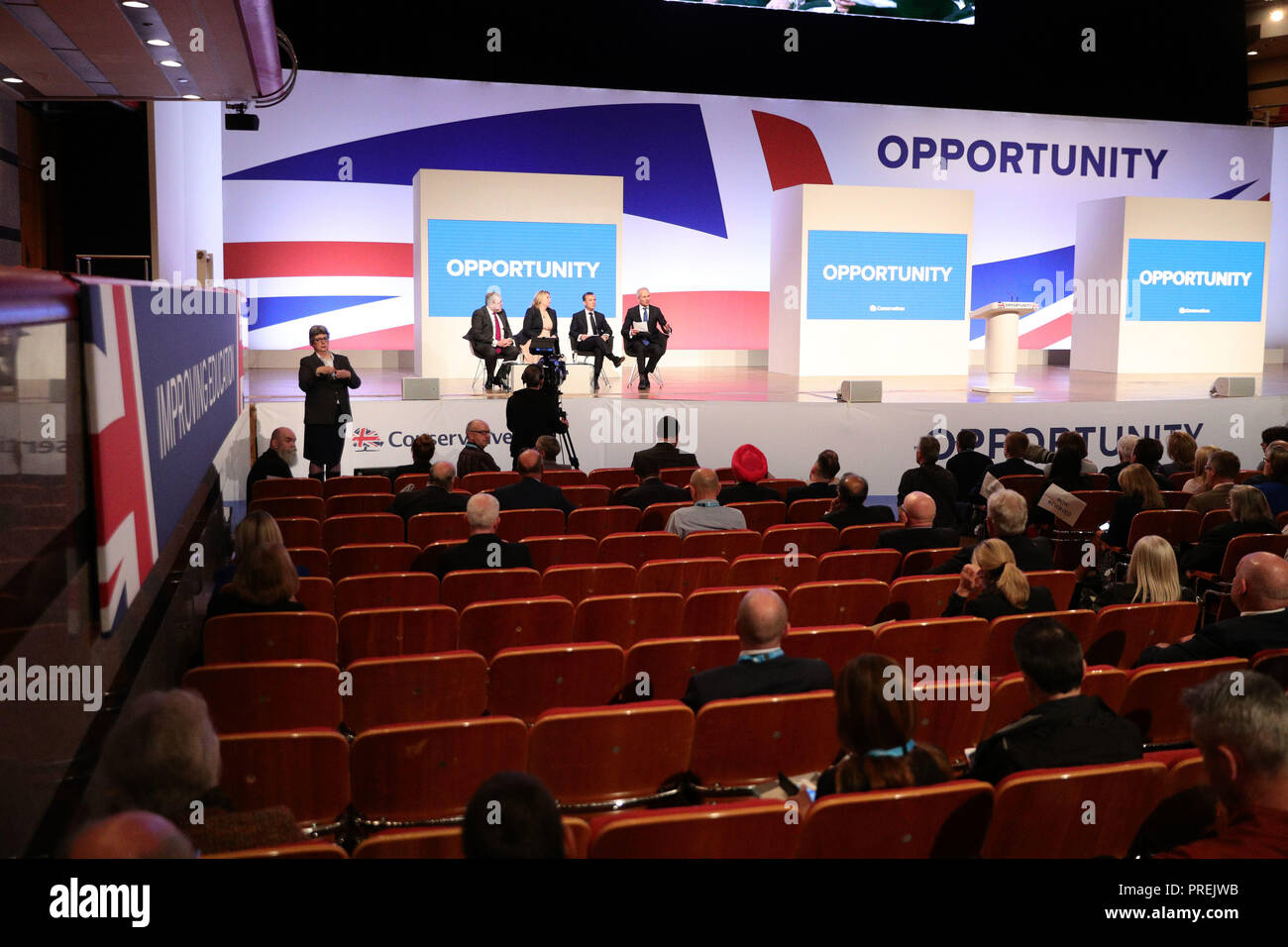 Des rangées de sièges vides dans la salle principale au cours d'un débat avec David Mundell, Karen Bradley, Alun Cairns et David Lidington durant la conférence annuelle du parti conservateur à l'International Convention Centre, Birmingham. ASSOCIATION DE PRESSE Photo. ASSOCIATION DE PRESSE Photo. Photo date : mardi 2 octobre 2018. Voir histoire de PA principal conservateur. Crédit photo doit se lire : Aaron Chown/PA Wire Banque D'Images