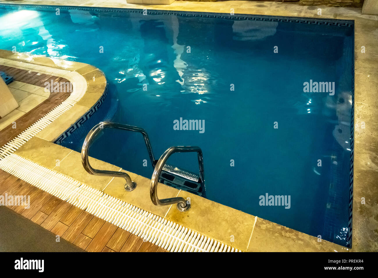 Détail d'une piscine intérieure. Une petite piscine d'accueil. Piscine avec de l'eau clair transparent bleu Banque D'Images