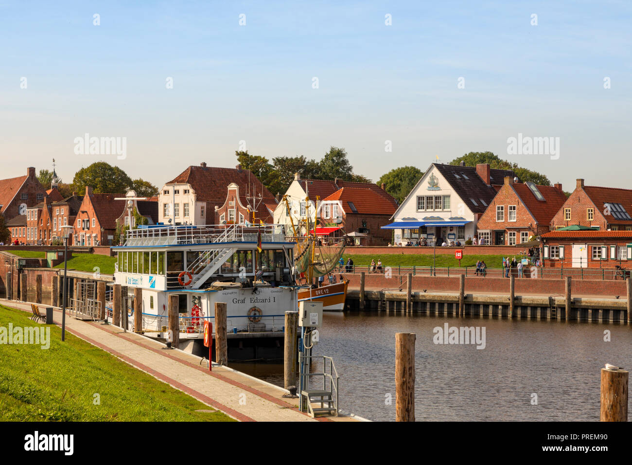Bateau touristique sur vieux port de Greetsiel et maisons à l'embarcadère. Banque D'Images