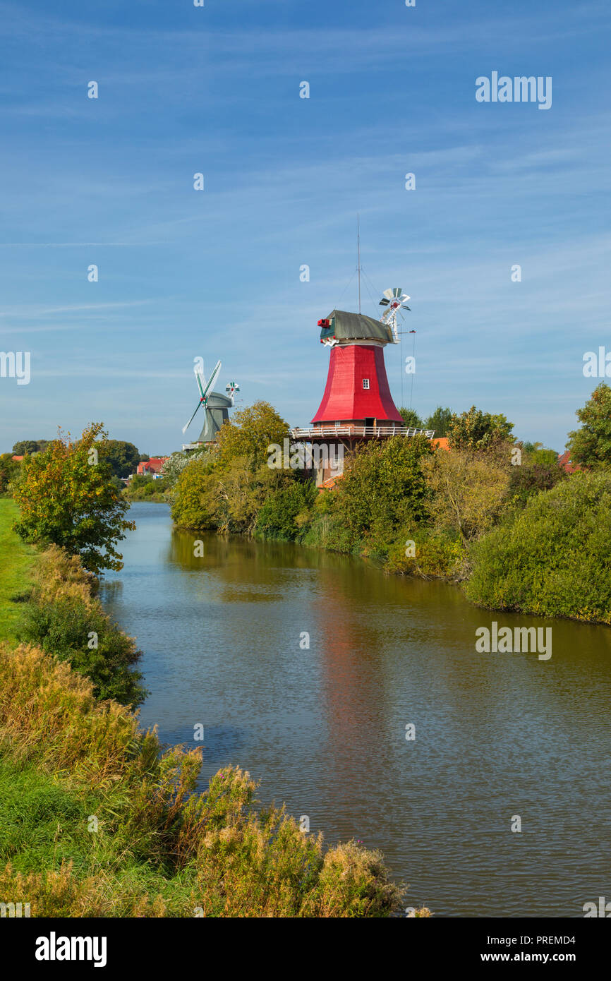 Lits jumeaux célèbres moulins à vent au village de Greetsiel, région de la mer du Nord allemande Banque D'Images