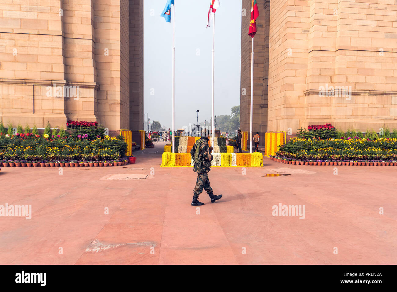 New Delhi, Inde, le 27 janvier 2018 : soldats debout à AMAR JAWAN Memorial à la porte de l'Inde à Delhi en Inde. Banque D'Images