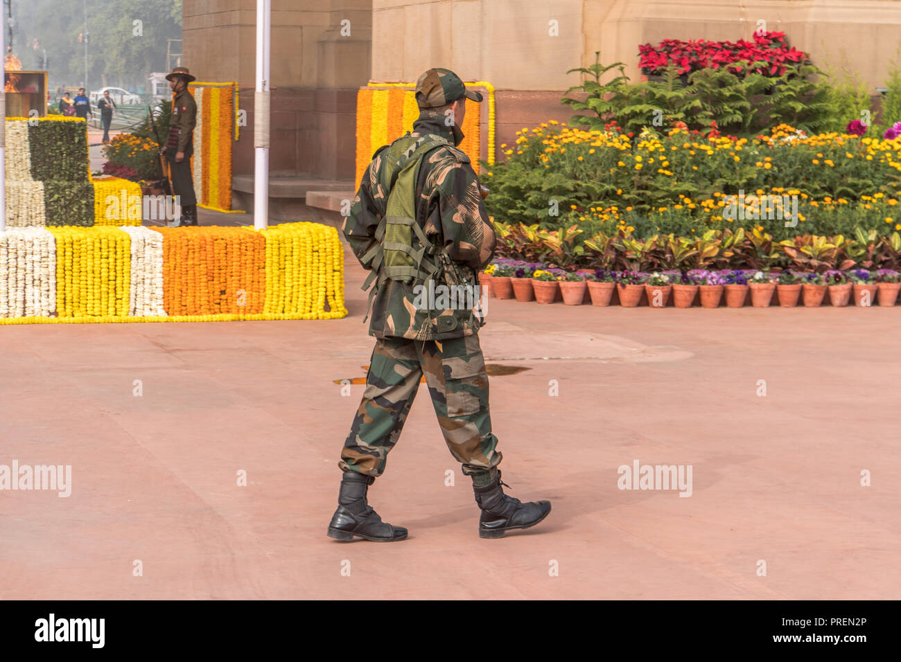 New Delhi, Inde, le 27 janvier 2018 : soldats debout à AMAR JAWAN Memorial à la porte de l'Inde à Delhi en Inde. Banque D'Images