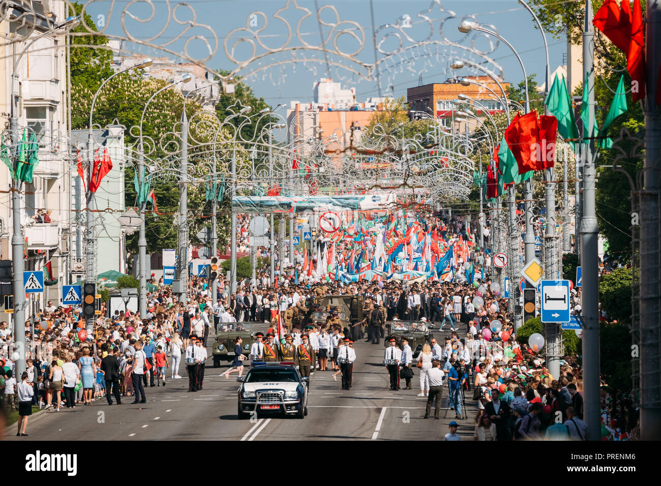 Gomel, Bélarus - 9 mai 2018 : Cérémonie de procession de parade. Les personnes militaires et civiles sur la rue décorée de fête. Jour 9 victoire célébration Banque D'Images