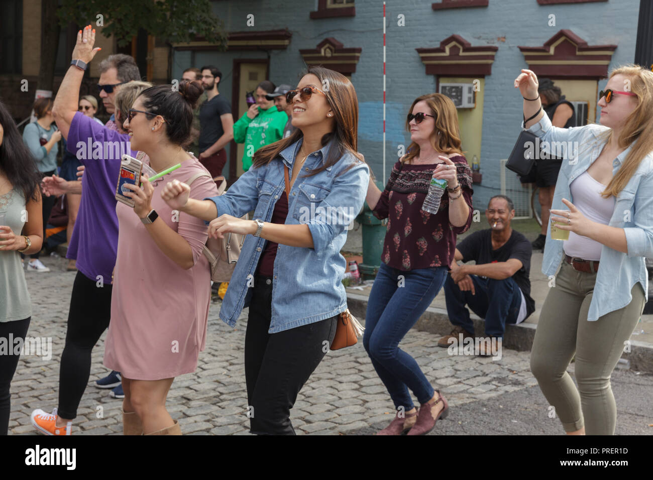 Danser dans les rues. LarkFest sur Lark Street à Albany, New York, est devenu le plus important du nord de l'état d'une journée festival de rue. Banque D'Images