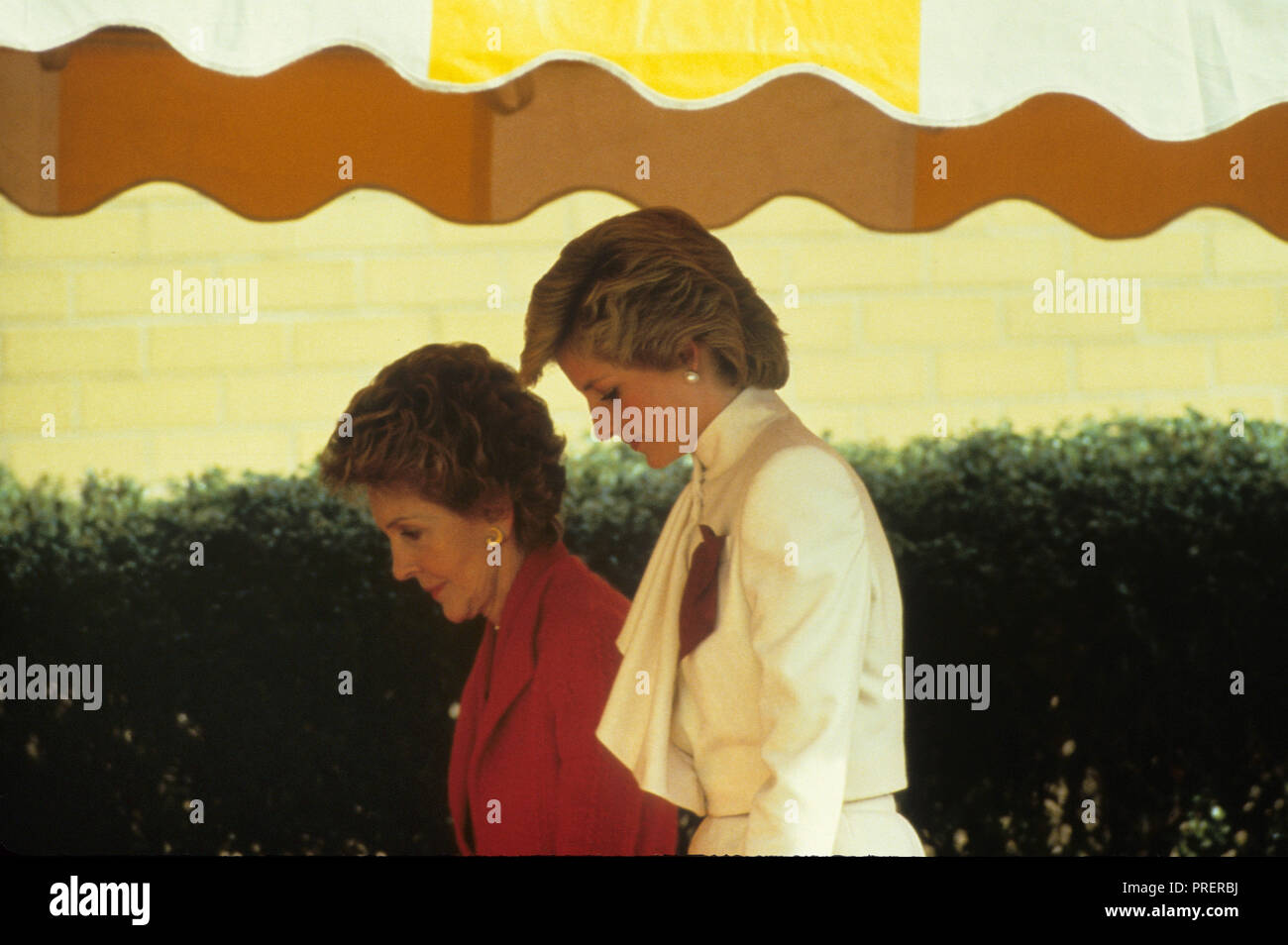 Première dame Nancy Reagan et la princesse Diana de Galles à pied à un centre de traitement de la toxicomanie en novembre 1985 Photographie par Dennis Brack bb24 Banque D'Images