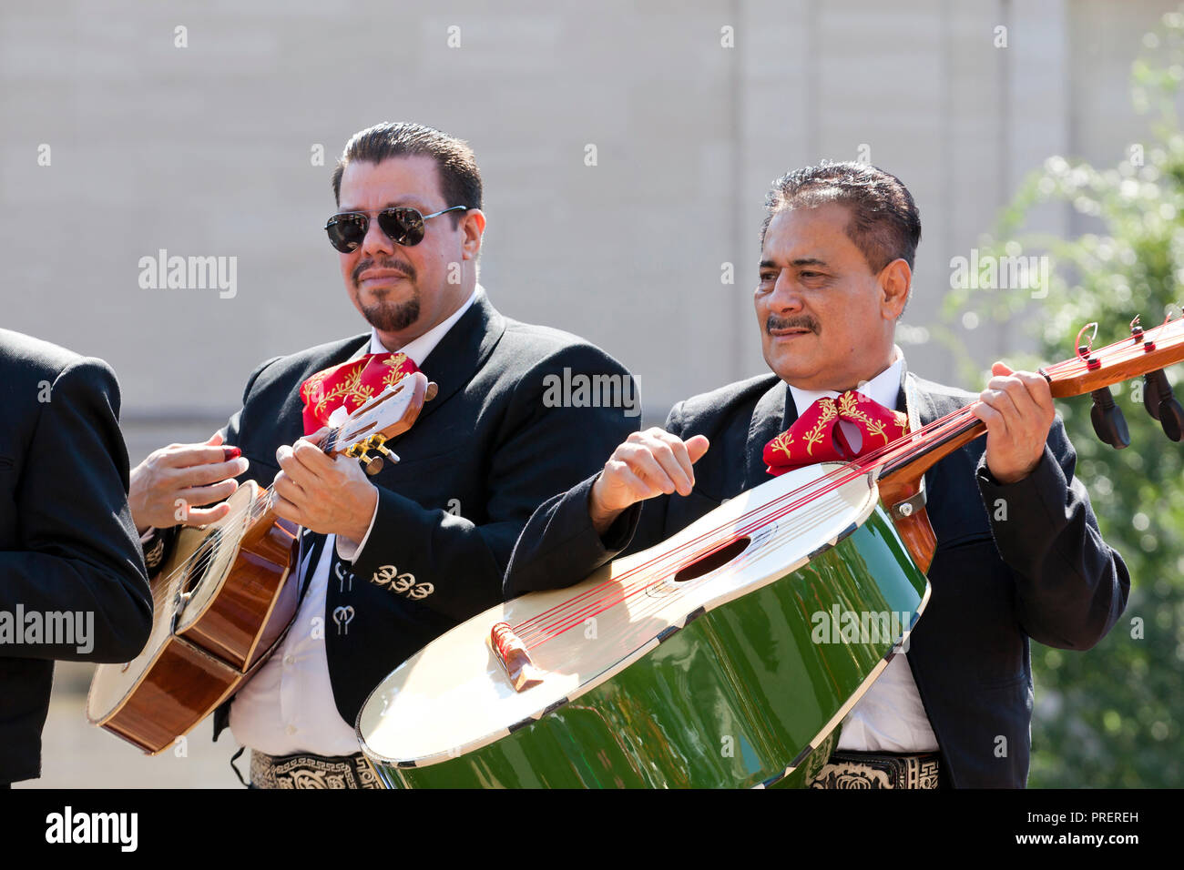 Guitarrón Mexicano (grand joueur de guitare mexicaine) performing - USA Banque D'Images