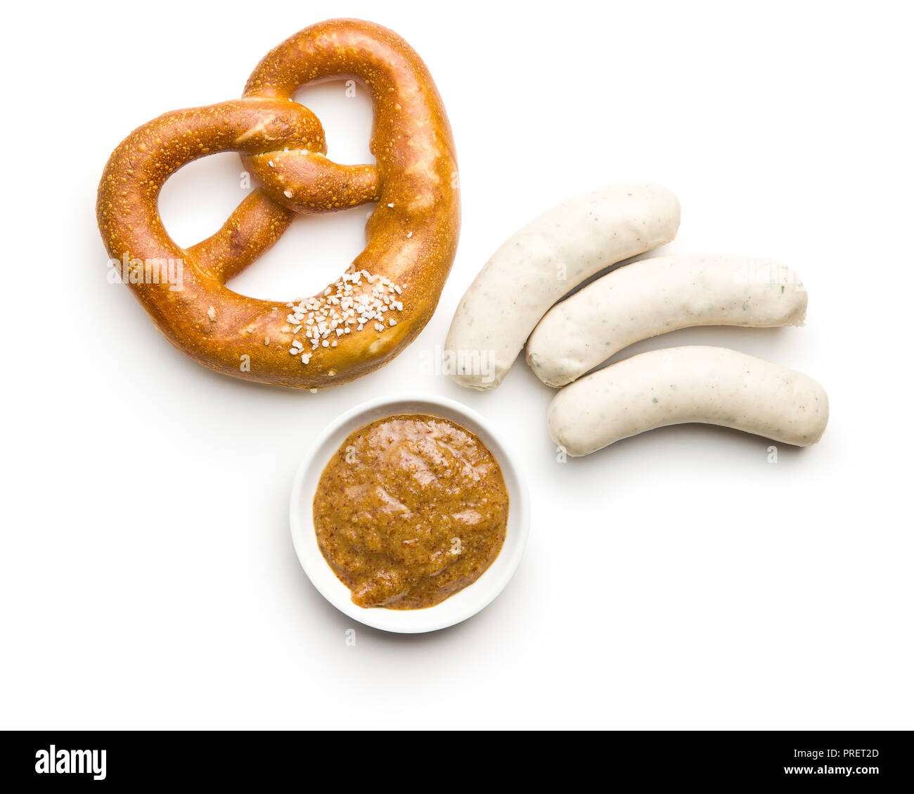 Le bavarois weisswurst, pretzel et moutarde isolé sur fond blanc. Banque D'Images