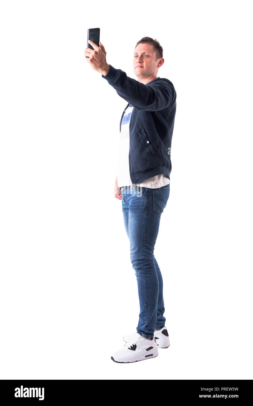 Moderne adultes casual man with mobile phone messagerie photo. Corps plein isolé sur fond blanc. Banque D'Images