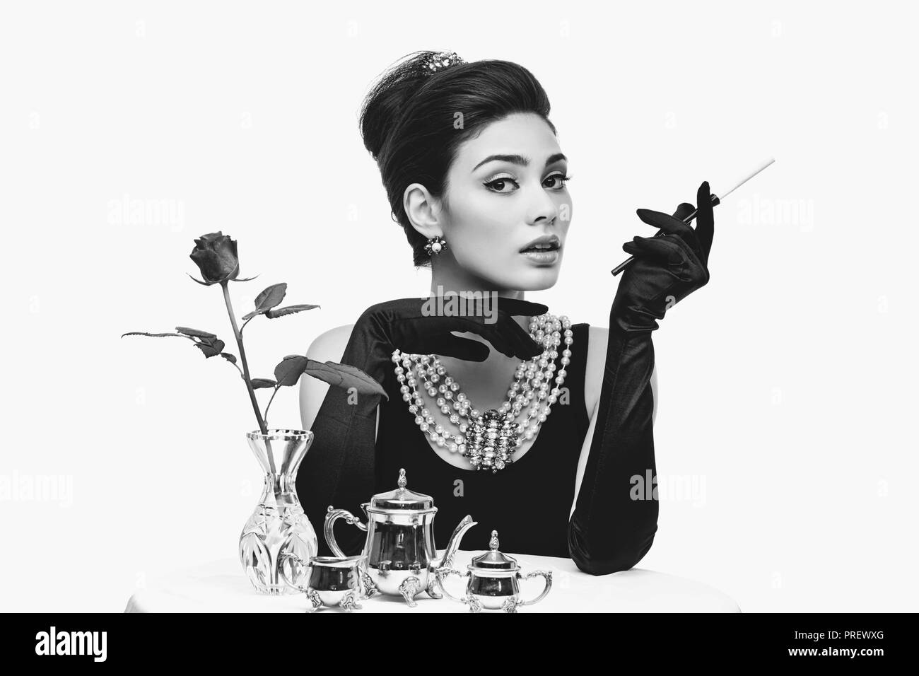 Belle jeune femme de style rtro avec la cigarette Photo Stock - Alamy