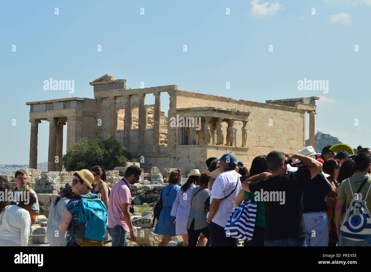 Façade de l'Erechtheion connu sous le nom de cariatides à l'acropole d'Athènes. Histoire, Architecture, voyages, croisières. Le 9 juillet 2018. Acropole d'Athènes Banque D'Images