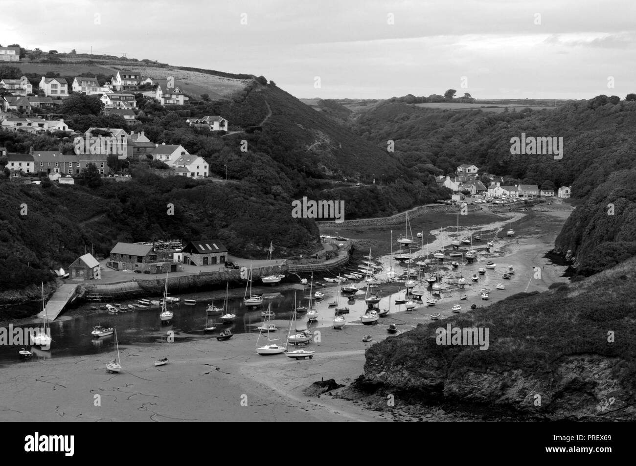 Solva Harbour, en haut à gauche au-dessus de Solva Café sur le quai et inférieur droit de Solva sur, Pembrokeshire Coast Path, Pembrokeshire, au Royaume-Uni. Banque D'Images