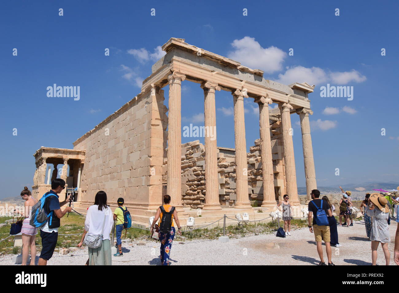 Façade de l'Erechtheion connu sous le nom de cariatides à l'acropole d'Athènes. Histoire, Architecture, voyages, croisières. Le 9 juillet 2018. Acropole d'Athènes Banque D'Images