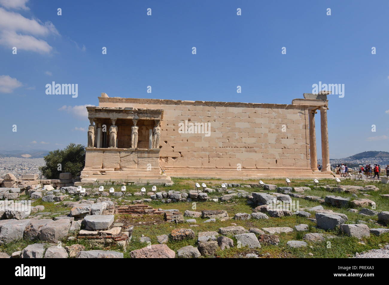 Façade latérale de l'Erechtheion connu sous le nom de cariatides à l'acropole d'Athènes. Histoire, Architecture, voyages, croisières. Le 9 juillet 2018. Acropole d'un Banque D'Images