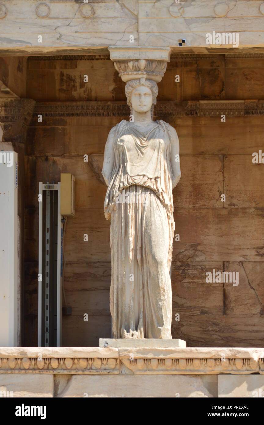 Belle Sphinx sur la façade Erechtheum connu sous le nom de cariatides à l'Athènes Acroplis. Histoire, Architecture, voyages, croisières. Le 9 juillet 2018. Acropol Banque D'Images