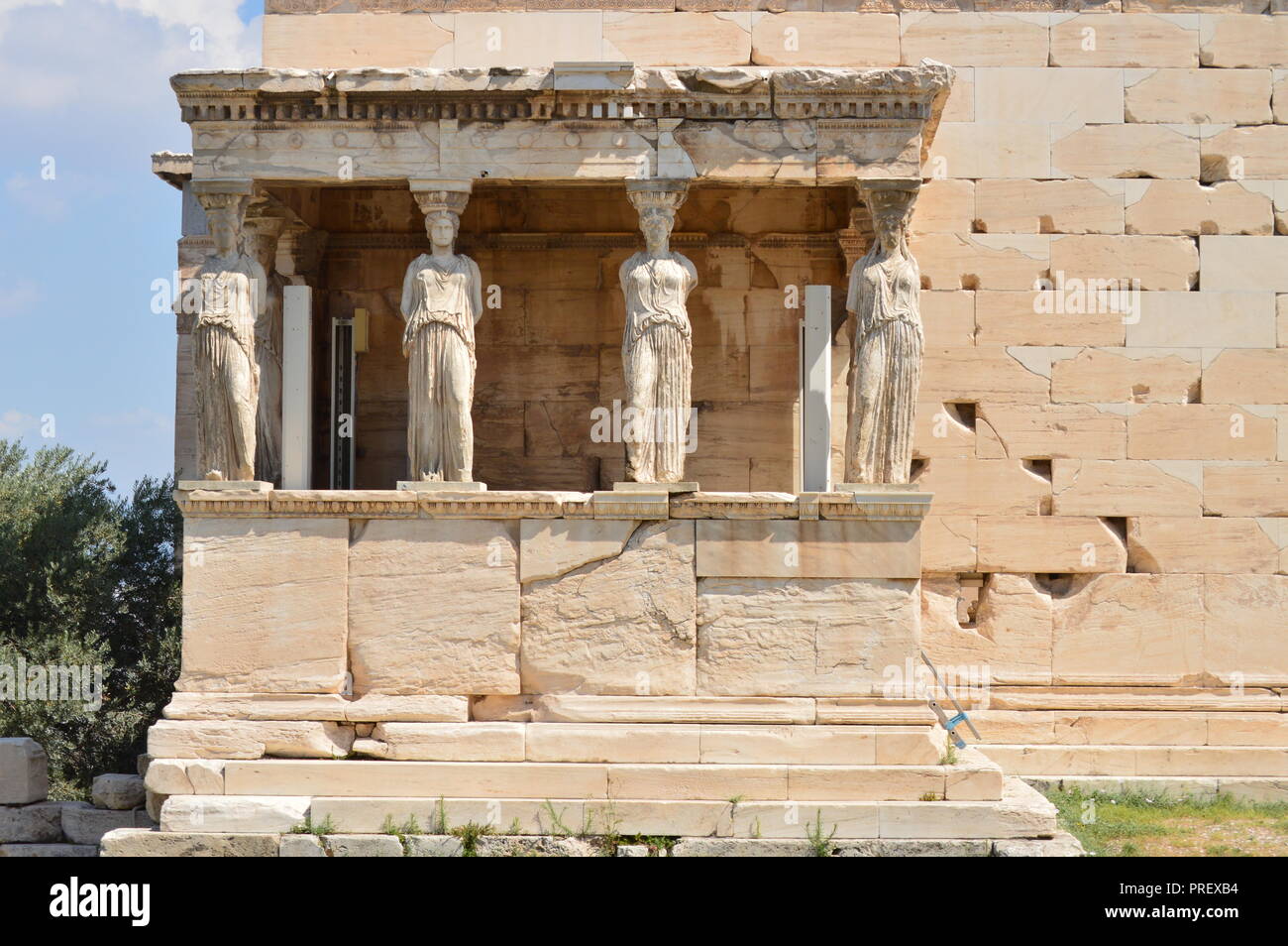 Ensemble de belles Sphinx sur la façade de l'Erechtheion appelé cariatides dans l'Acroplis d'Athènes. Histoire, Architecture, voyages, croisières. J Banque D'Images