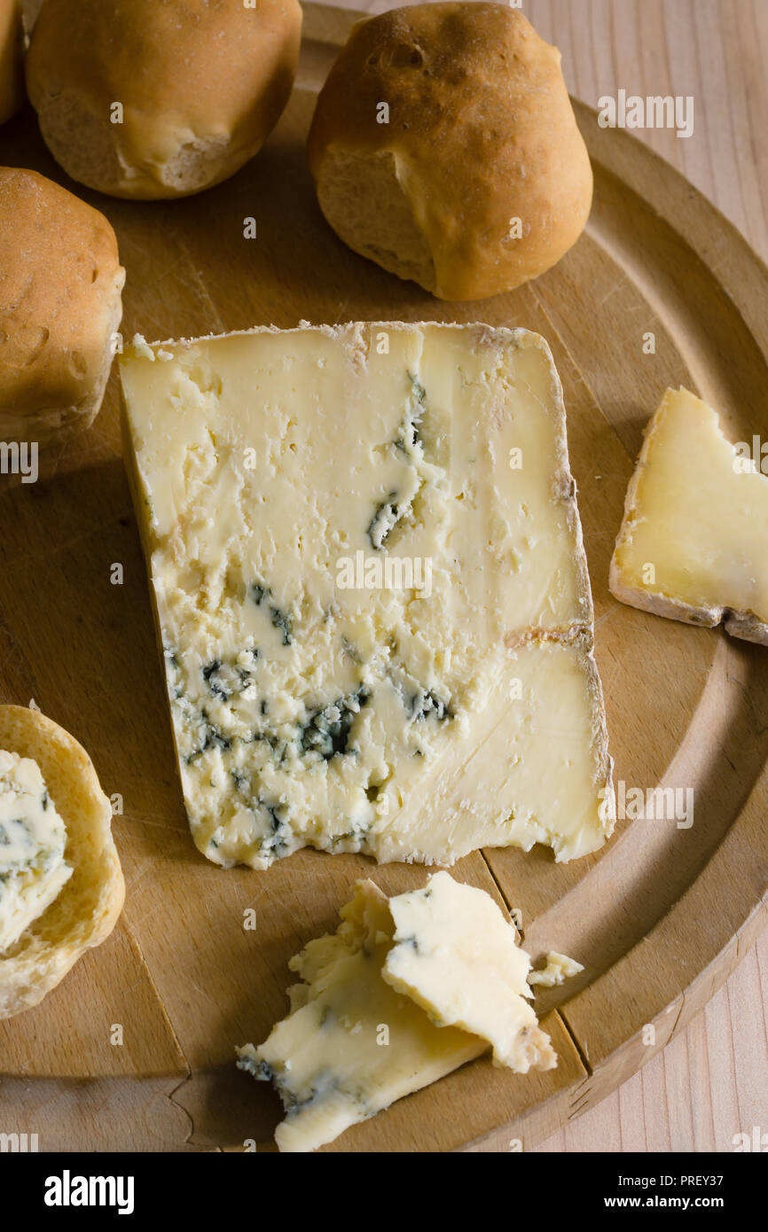 Blue Vinny un fromage traditionnel fait de Sherborne dans le Dorset en Angleterre, du lait écrémé pasteurisé avec biscuits Bouton Dorset Banque D'Images