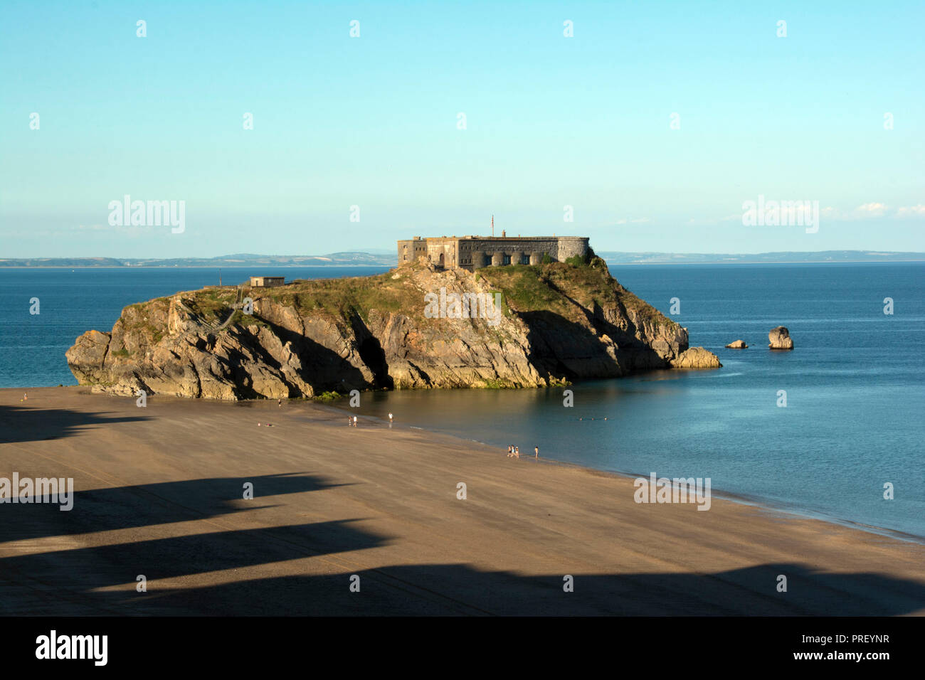 PEMBROKESHIRE ; SOUTH BEACH ET ST.CATNHERINE'S ISLAND DE TENBY ESPLANADE Banque D'Images