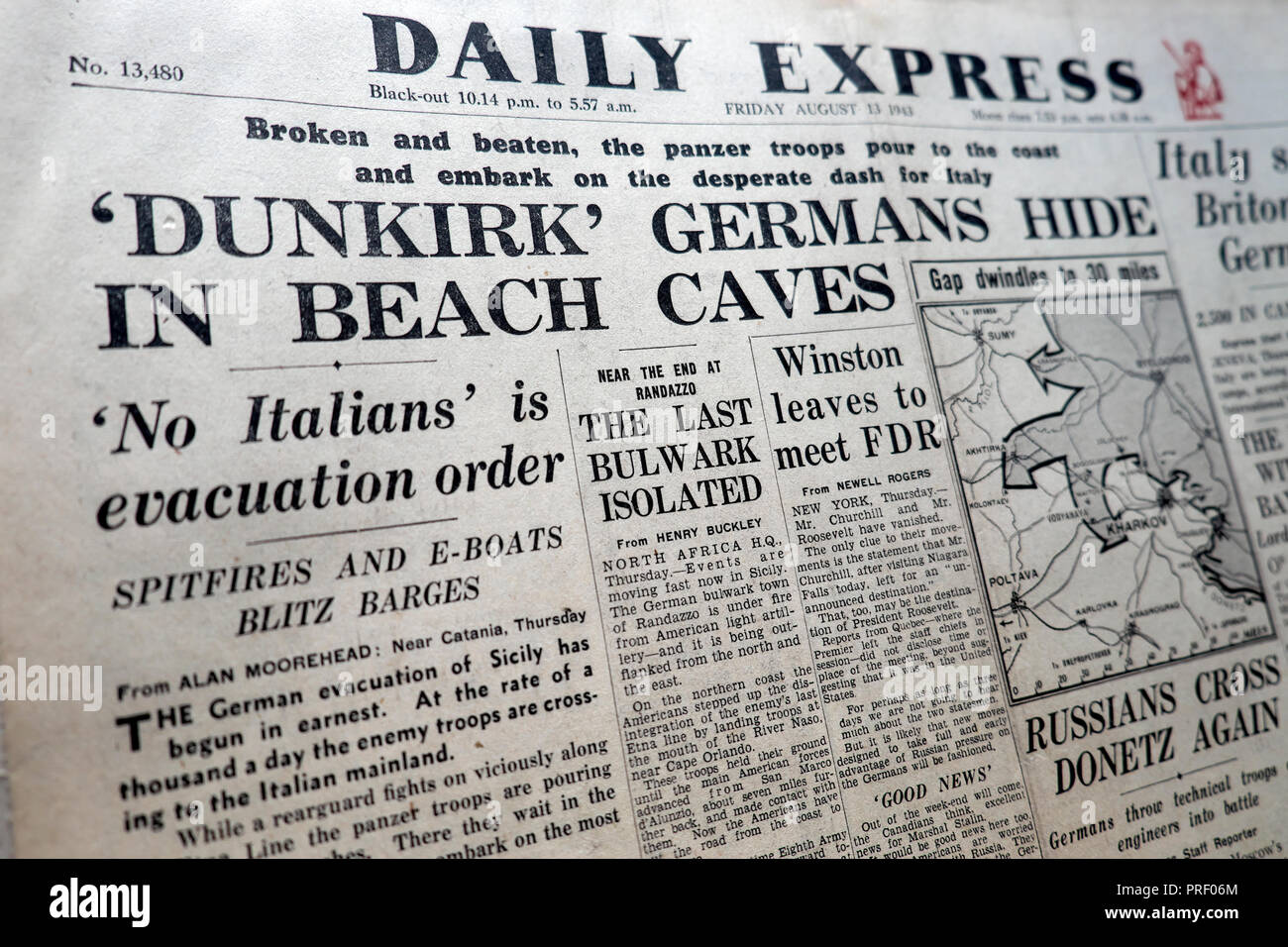 La une des journaux du journal Daily Express "unkirk allemands se cacher dans les grottes de la plage' London EnglandUK Août 1943 Archives historiques Banque D'Images