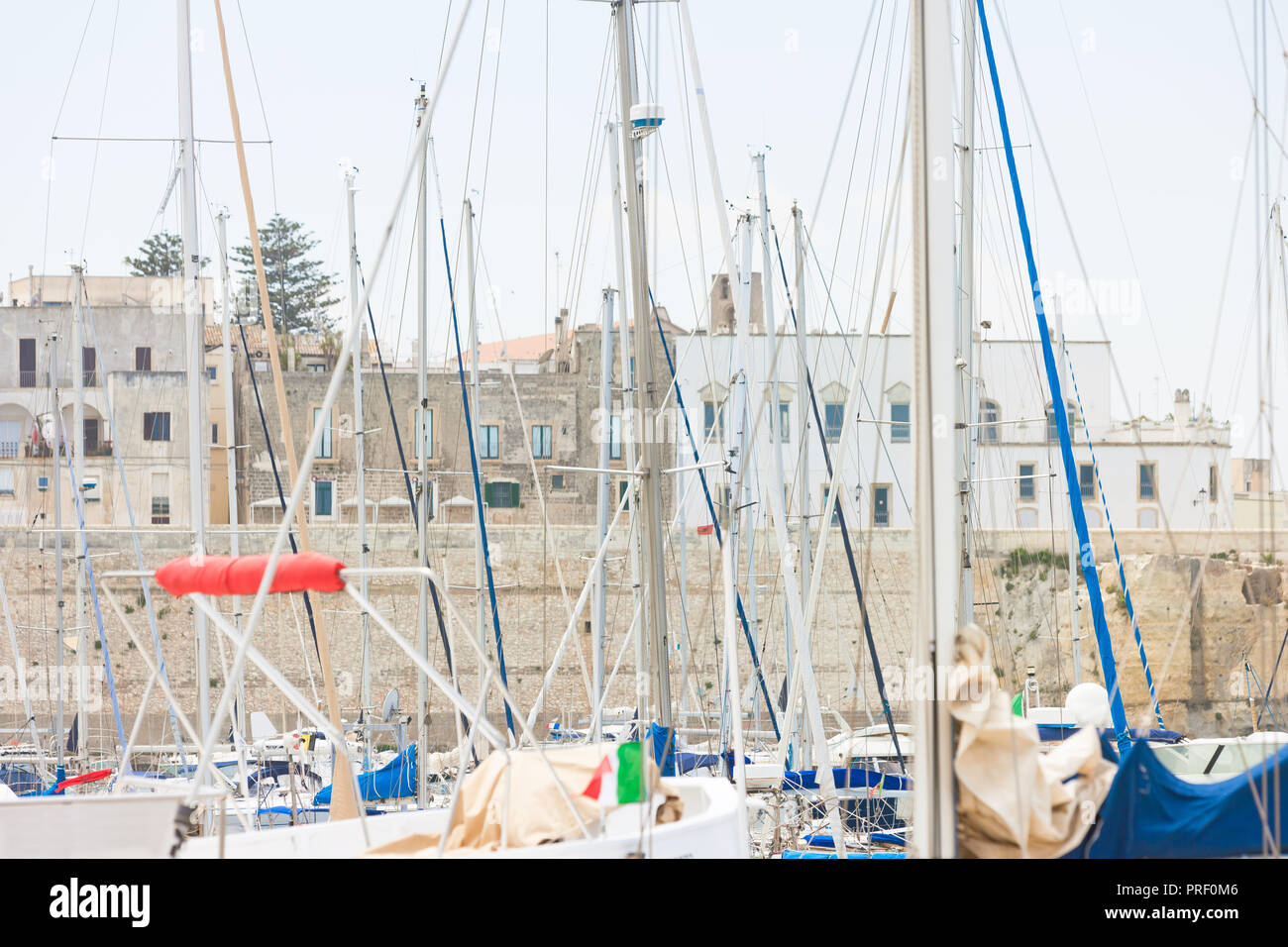 Otranto, Pouilles, Italie - beaucoup de mâts voile dans le port d'Otrante Banque D'Images Otranto, Pouilles, Italie - beaucoup de mâts voile dans le port d'Otrante Banque D'Images