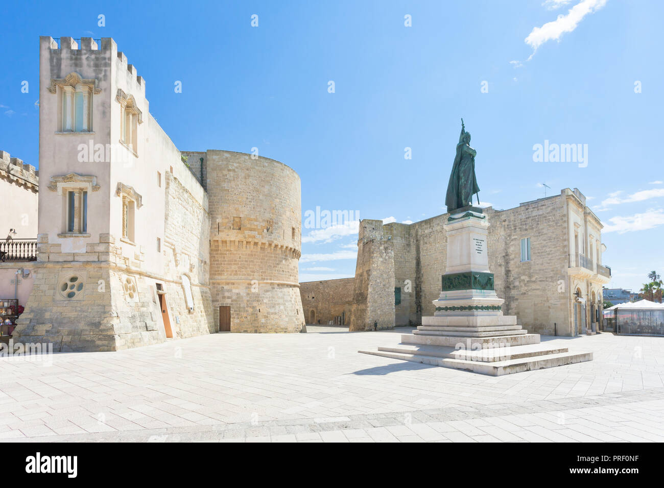 Otranto, Pouilles, Italie - une statue historique aux portes de la ville d'Otrante Banque D'Images Otranto, Pouilles, Italie - une statue historique aux portes de la ville d'Otrante Banque D'Images