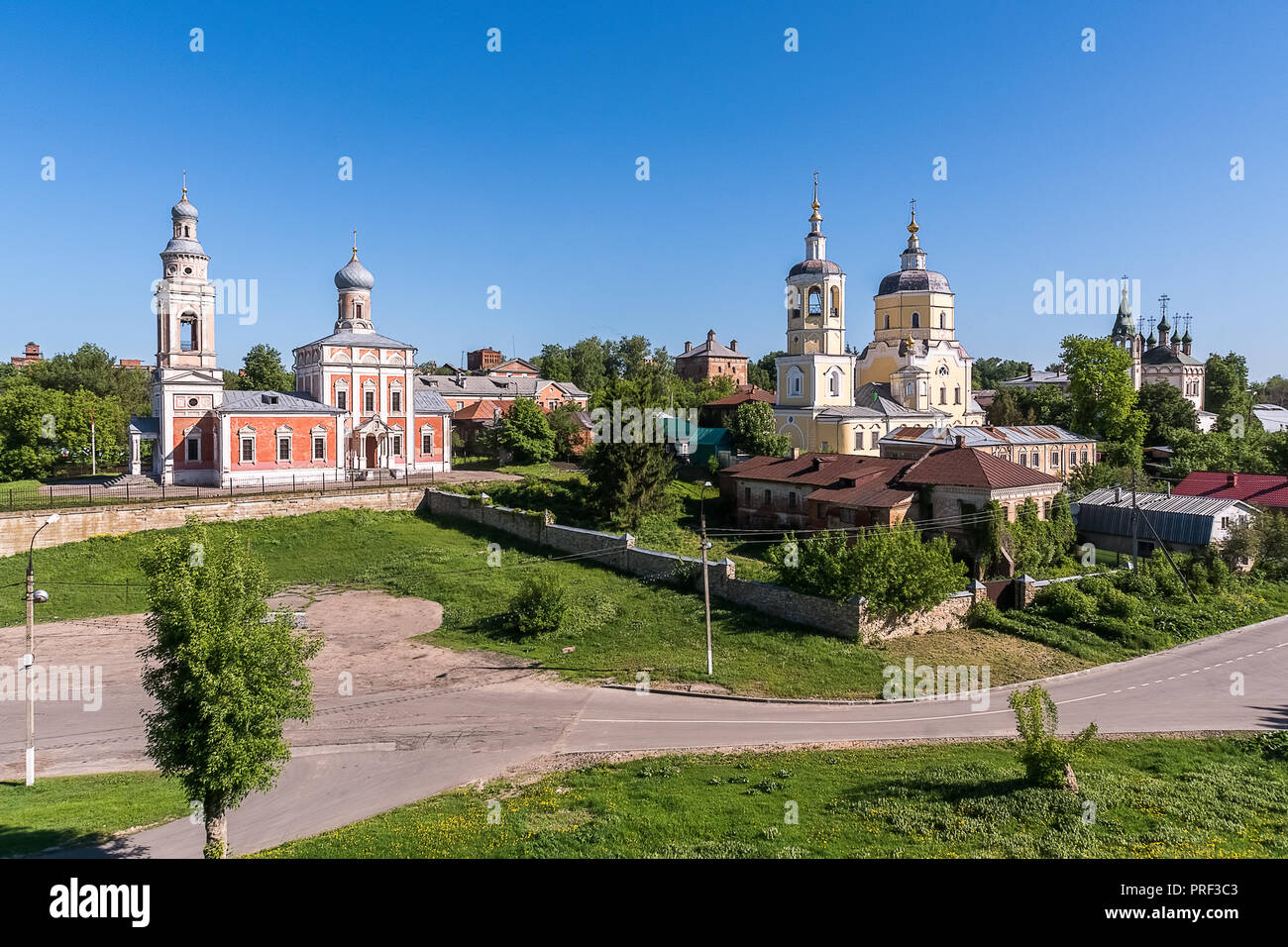 Une image de l'église de l'Élie, le prophète, et l'église de l'Assomption de la Sainte Vierge Serpoukhov jaune Moscou, Russie. Banque D'Images