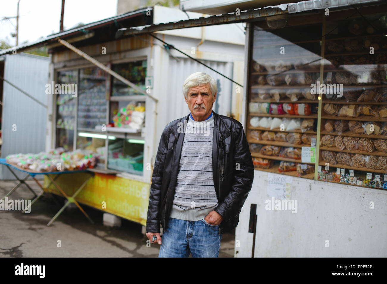 Portrait d'un homme de 60 ans. L'homme est dans la rue à l'épicerie Banque D'Images