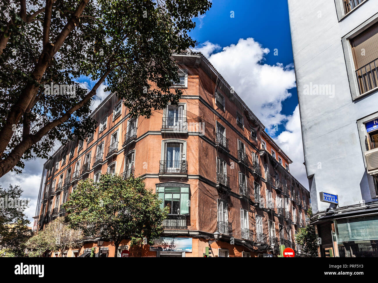 Immeuble d'angle haut, Calle Fuencarral, Madrid, Espagne. Banque D'Images