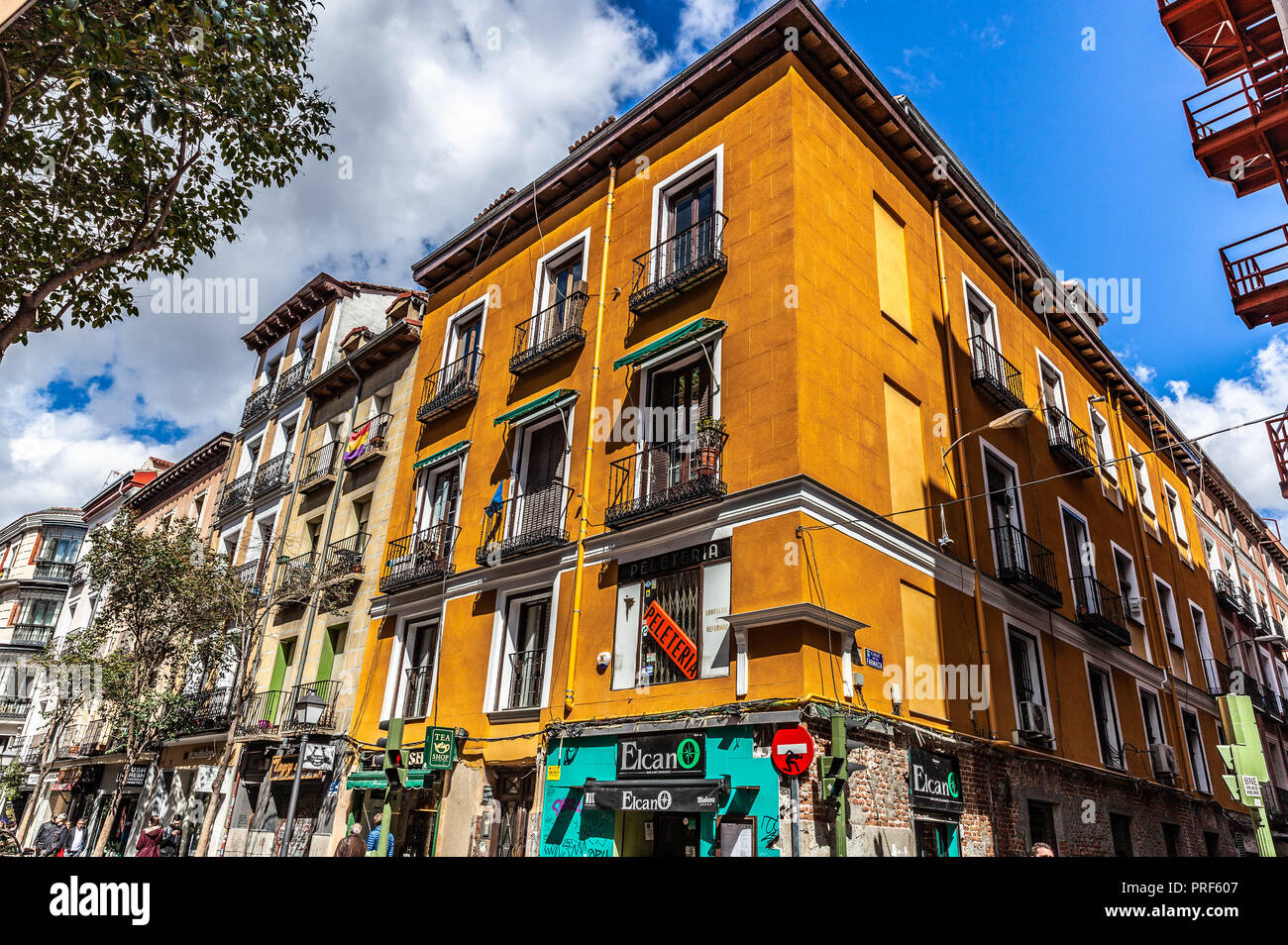 Immeuble d'angle haut, Calle Fuencarral, Madrid, Espagne. Banque D'Images