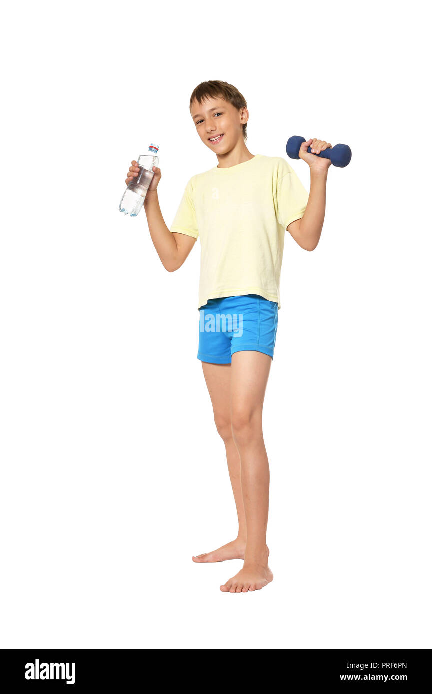 Jeune garçon avec haltère et une bouteille d'eau isolé sur fond blanc Banque D'Images