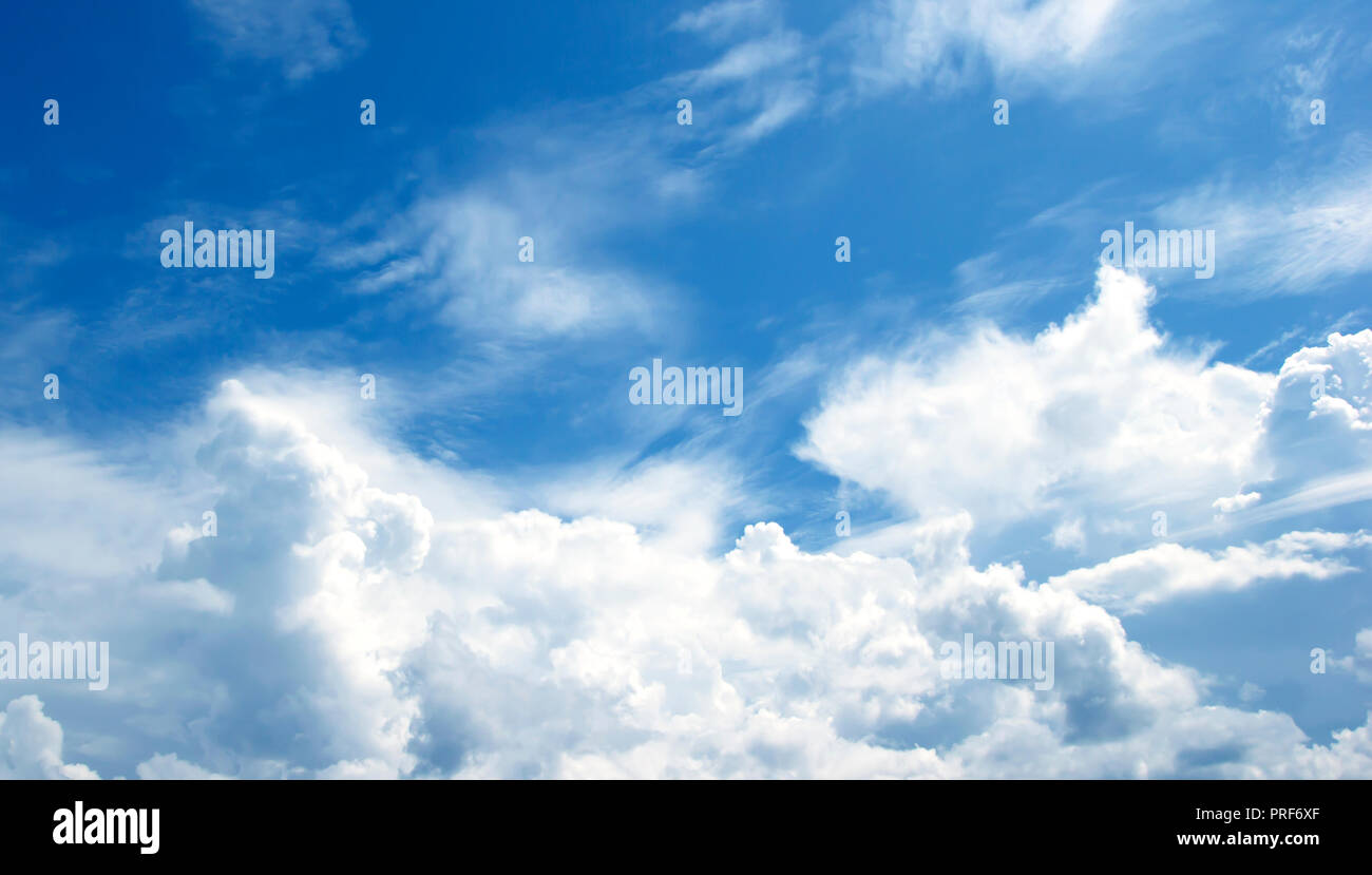 Soft fantastique des nuages blancs sur fond de ciel bleu Banque D'Images