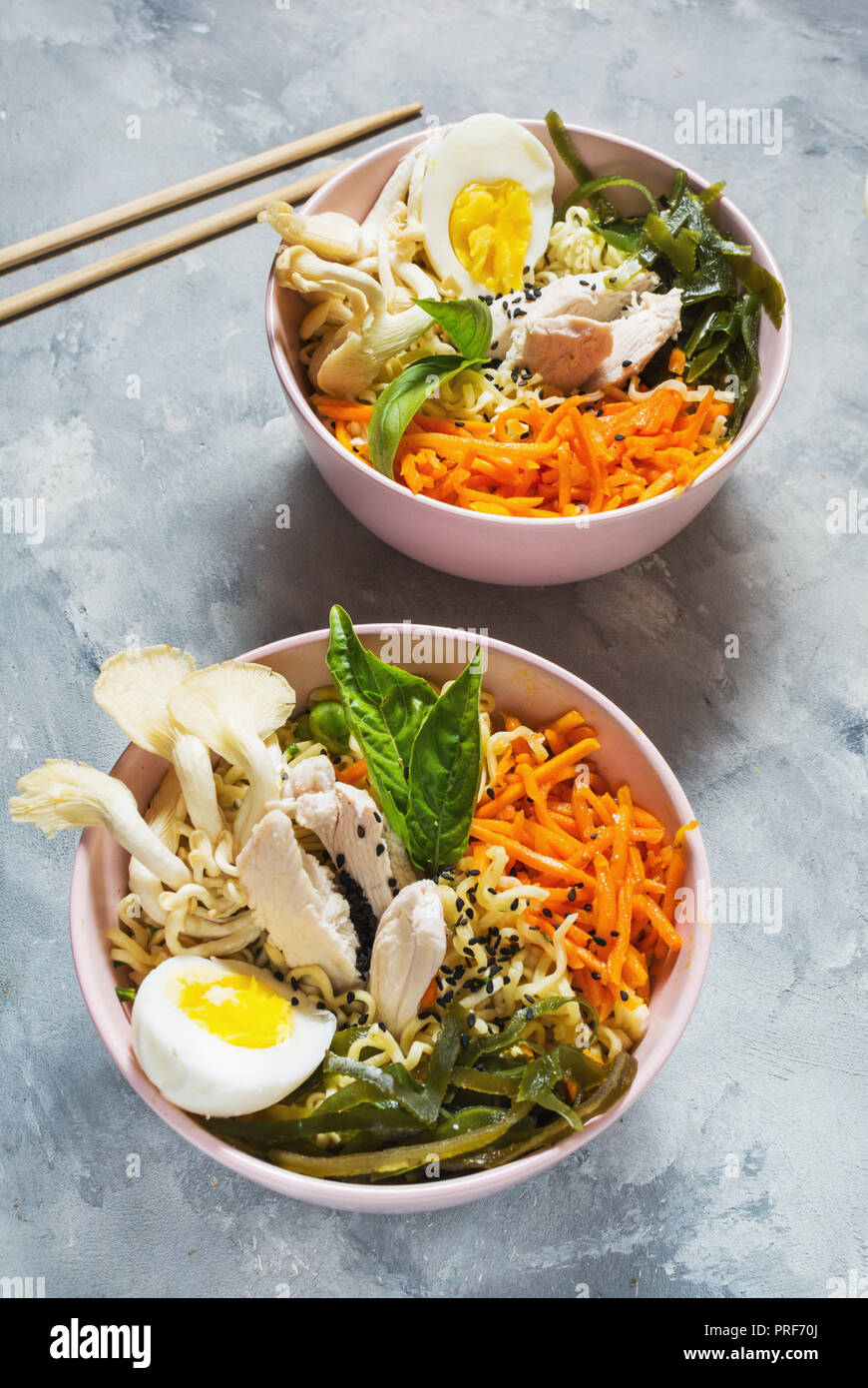 Le miso Ramen dans des bols de nouilles asiatiques sur fond de béton. Banque D'Images