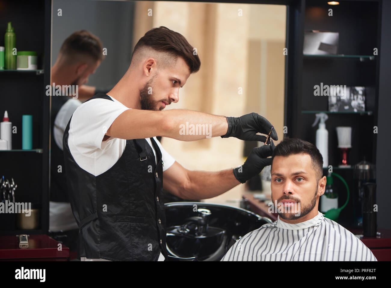 Travaux De Bijoux. Coiffeur Dans Les Gants Noirs Rasant Le Jeune Homme  Charmant Avec Le Rasoir Droit Dangereux. Salon De Coiffure Image stock -  Image du balai, toilettage: 183379951