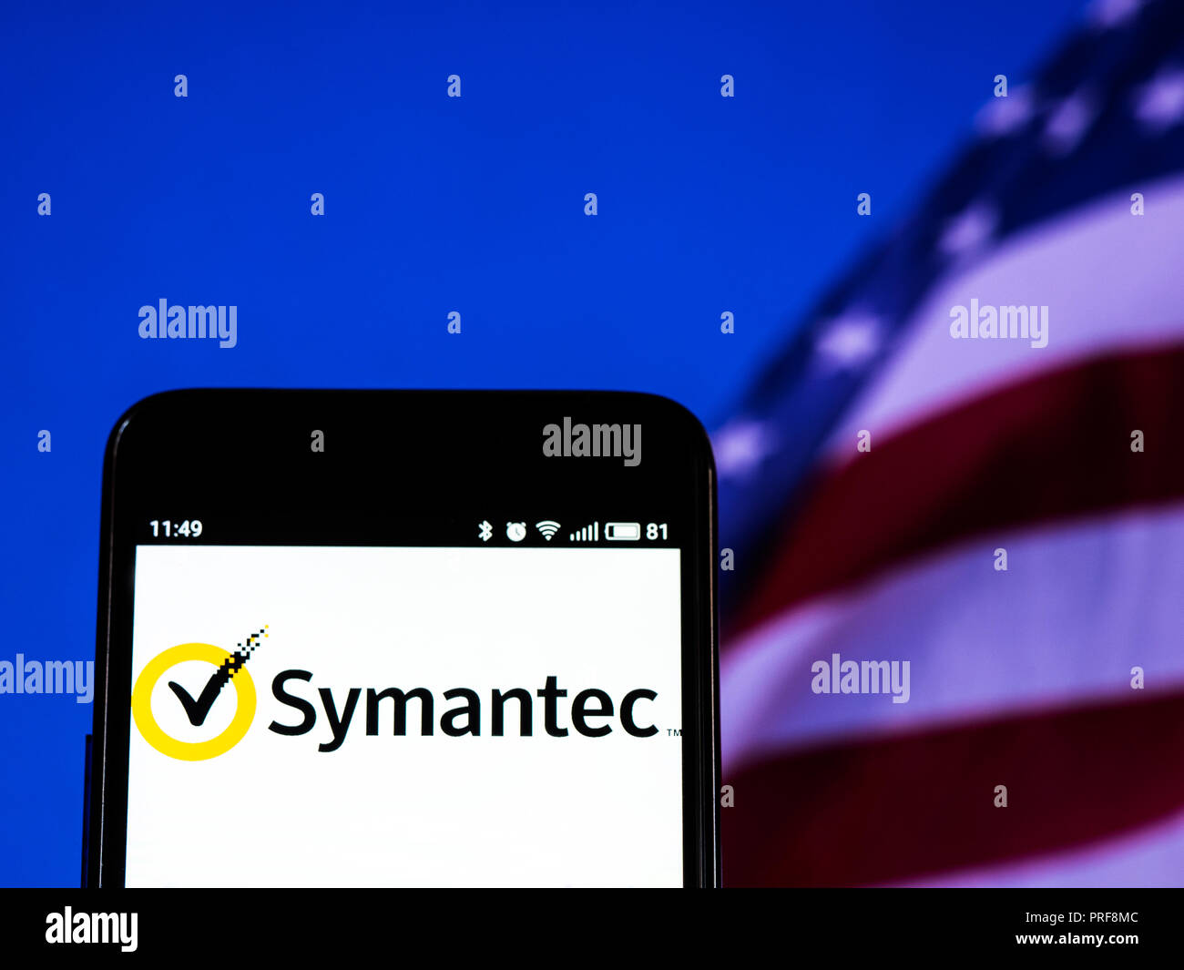 Symantec Corporation vu le logo affiché sur le téléphone intelligent. Symantec Corporation est une entreprise de logiciels. La société fournit des logiciels et services de cybersécurité Banque D'Images