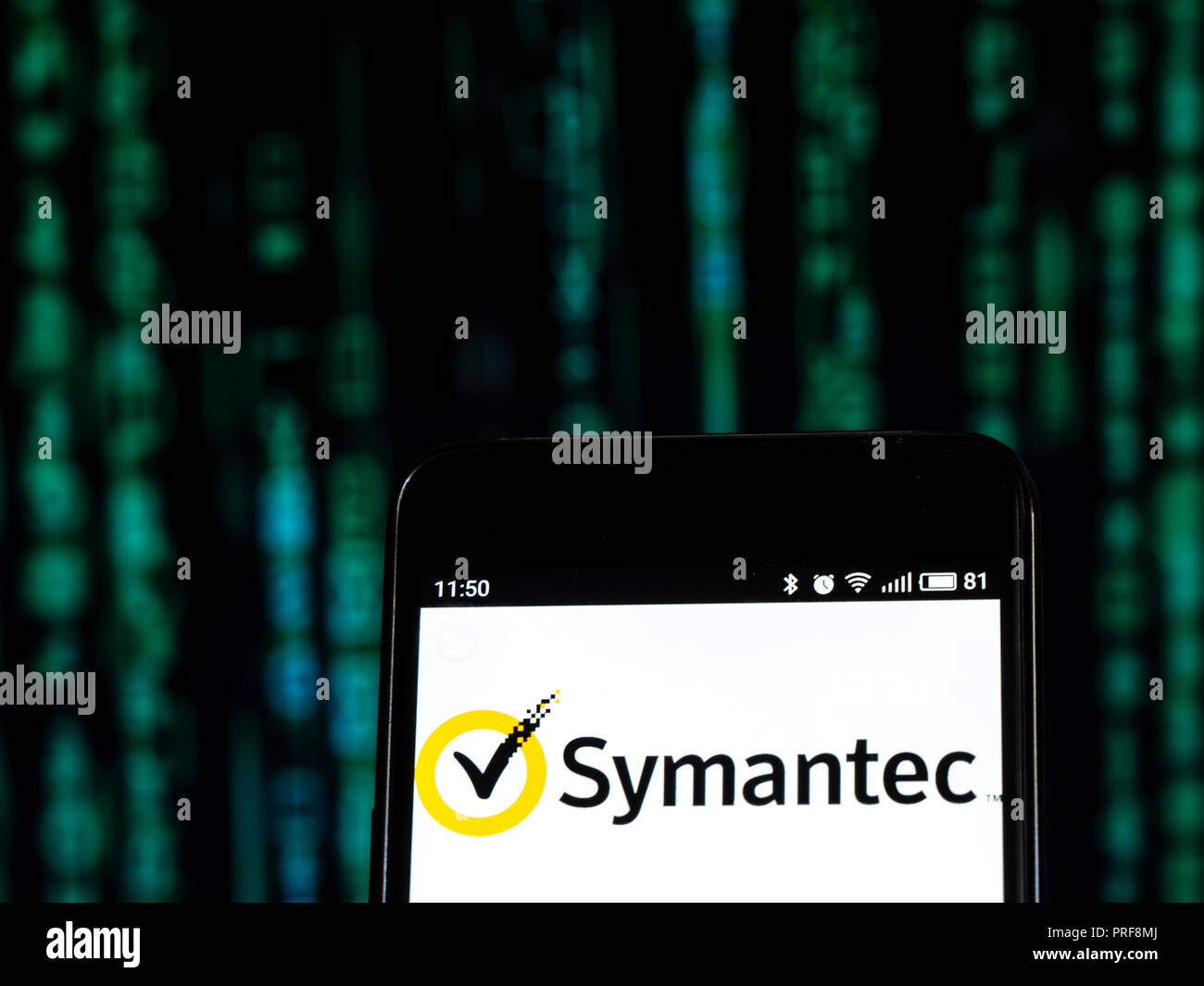 Symantec Corporation vu le logo affiché sur le téléphone intelligent. Symantec Corporation est une entreprise de logiciels. La société fournit des logiciels et services de cybersécurité Banque D'Images