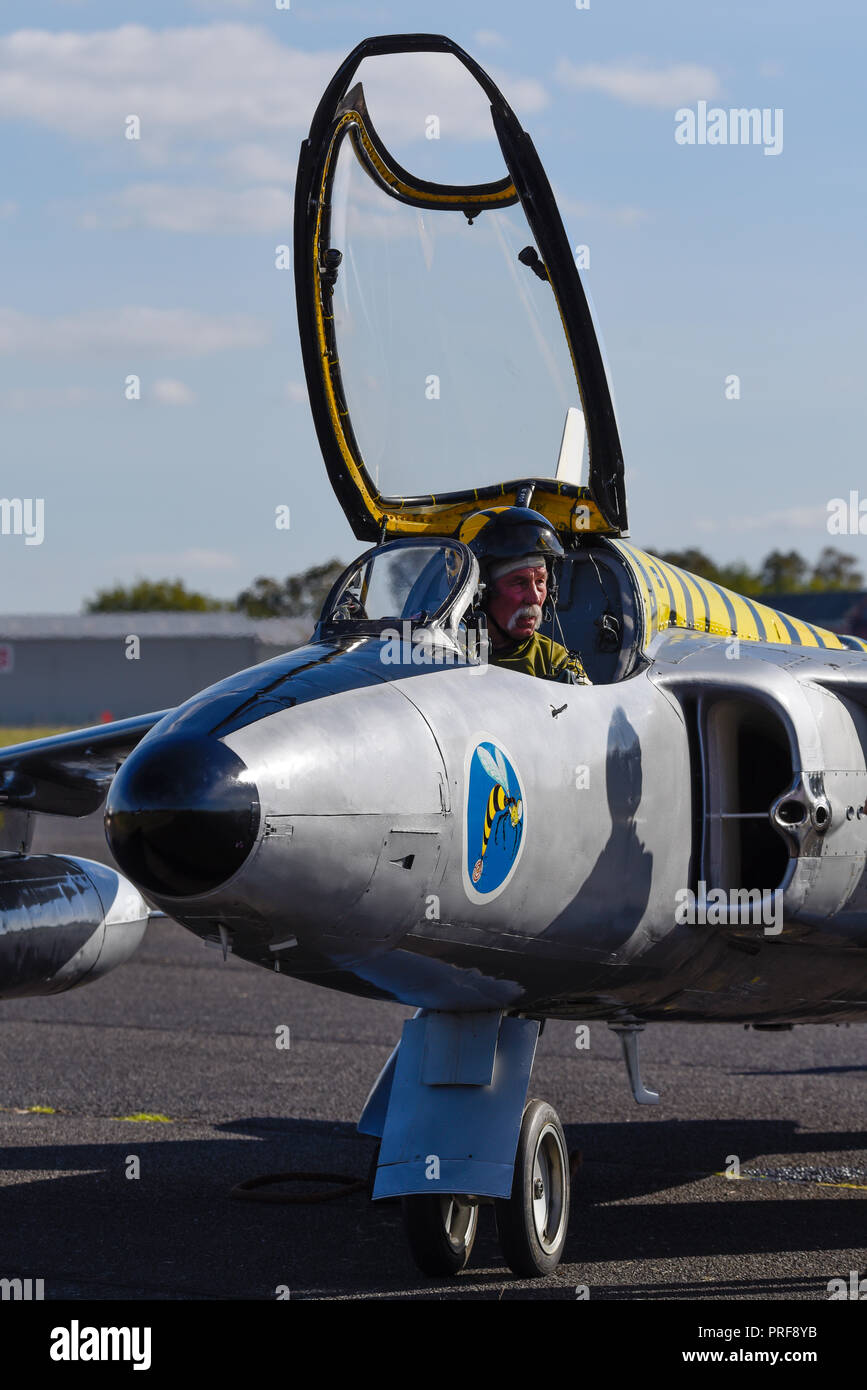 Chris Heames dans le cockpit de Folland Gnat F1 ayant effectué sa première course de taxi public suite à la restauration. Fighter jet avion à North Weald Banque D'Images