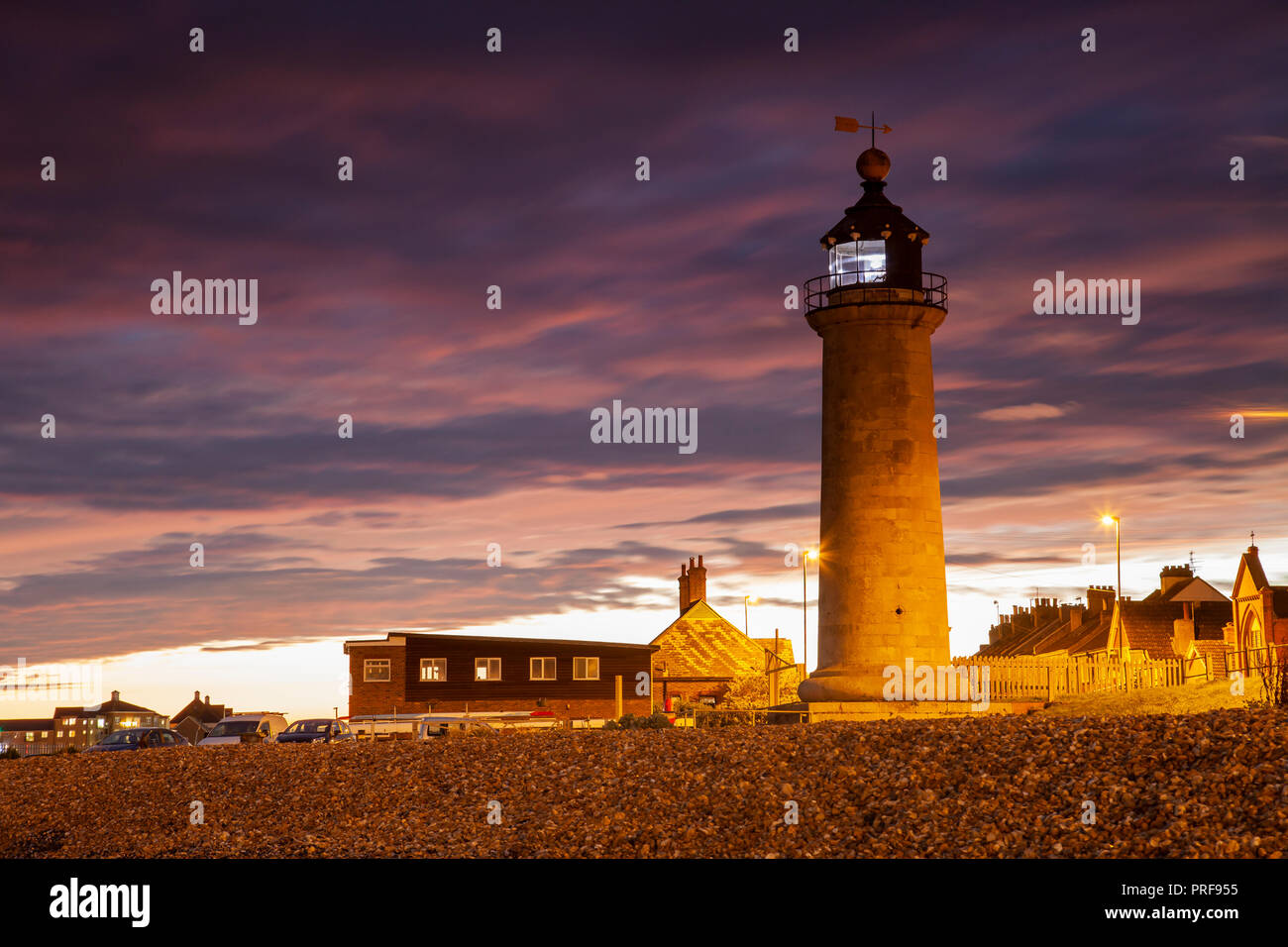 Crépuscule à Kingston dans le phare de Shoreham-by-Sea, West Sussex, Angleterre. Banque D'Images