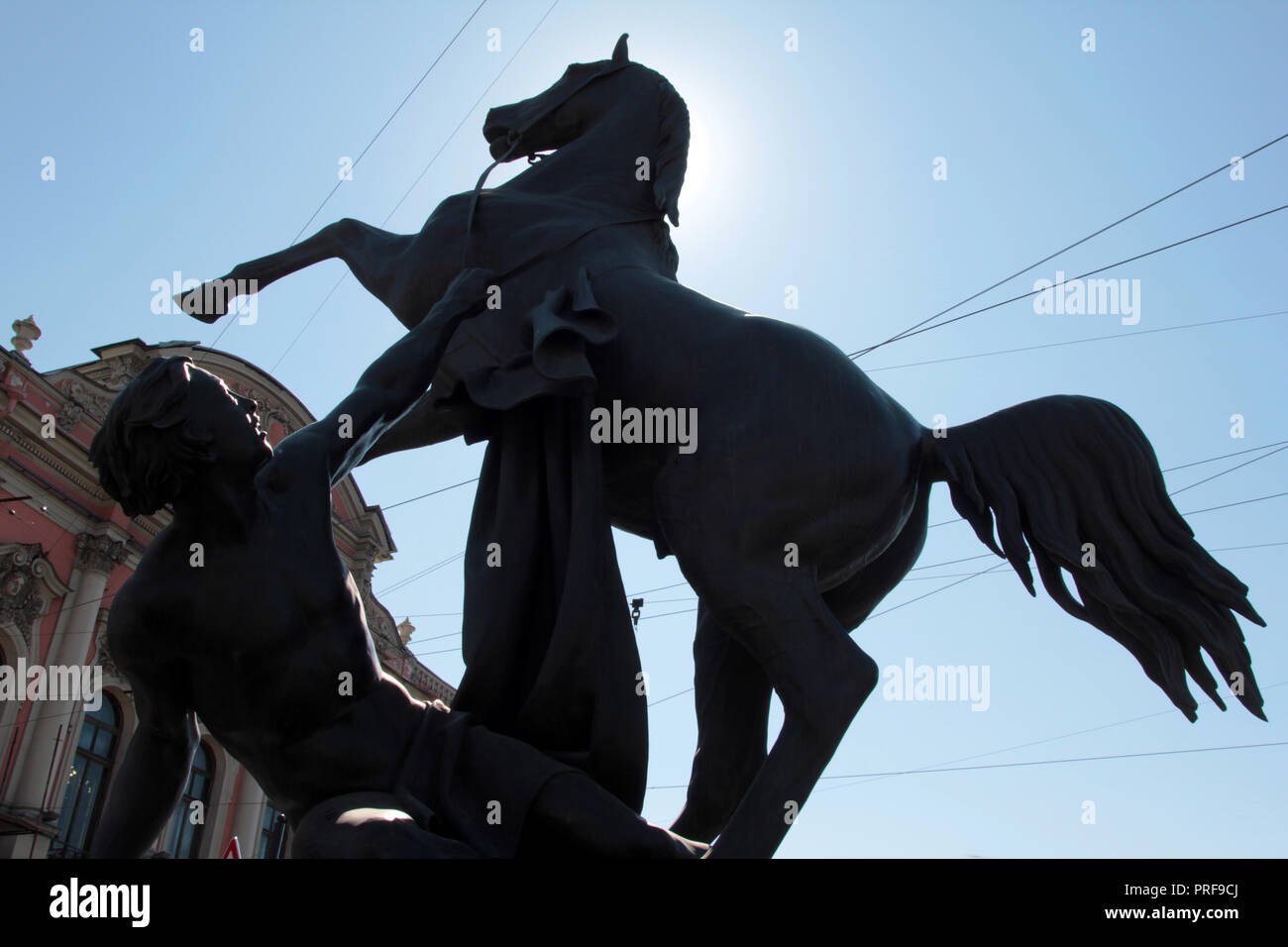 Sur le pont Anitchkov, c'est sur la Perspective Nevski, il y a quatre statues dynamique connu sous le nom de l'apprivoisement du cheval ou le cheval Tamers et il y en a une à chacun des quatre coins du pont à St Petersbourg, Russie. Ils font la grève, attirants et look magnifique sur leurs socles. Banque D'Images