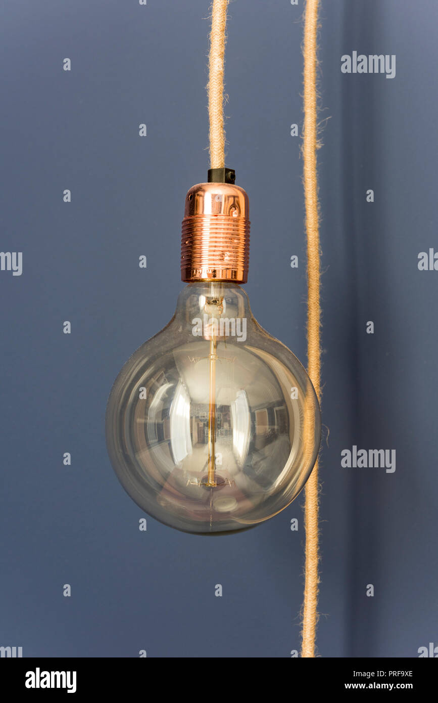 Ampoule à filament unique sur le cordon de suspension Banque D'Images